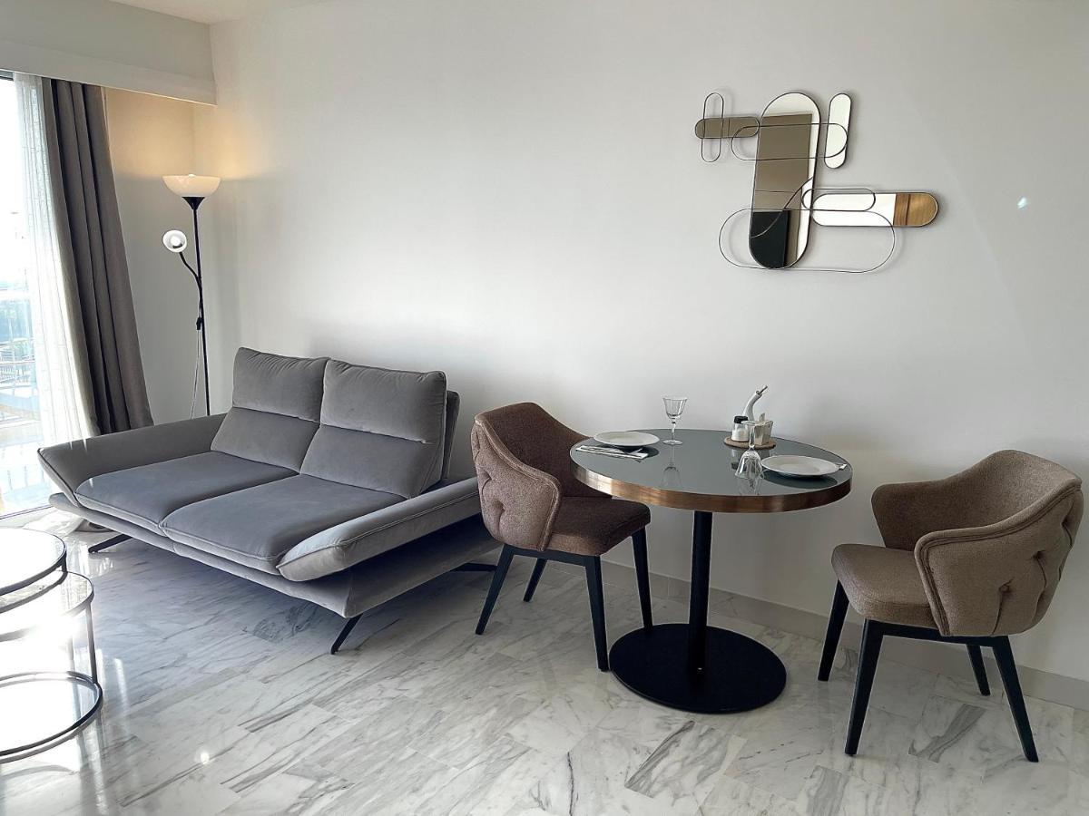 Appartement Bord De Mer Avec Piscine Saint-Laurent-du-Var Exteriör bild